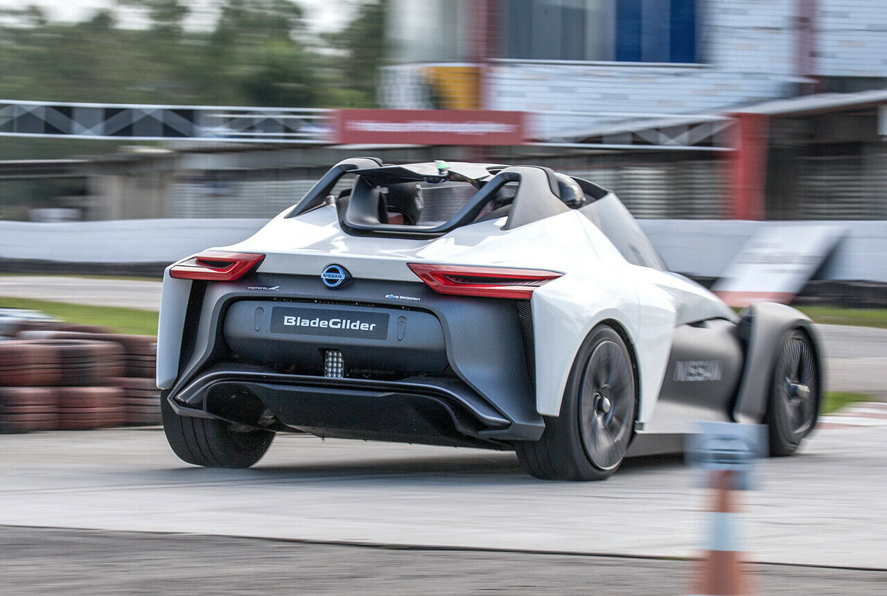 Der Bladeglider rumpelt über die Kartbahn im Umland von Rio