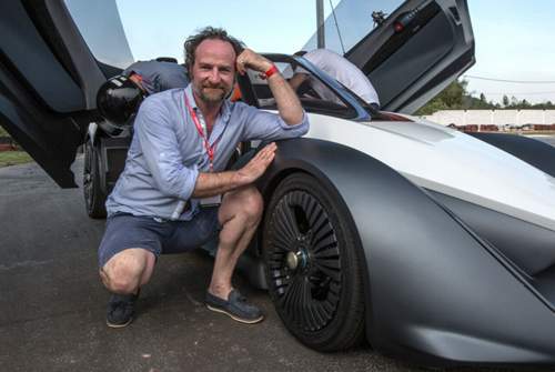 Unser Reporter Ralf Bielefeldt mit dem Nissan Bladeglider: Der fahrfertige Prototyp wird von Nissan zu Werbezwecken bei Olympia in Rio eingesetzt