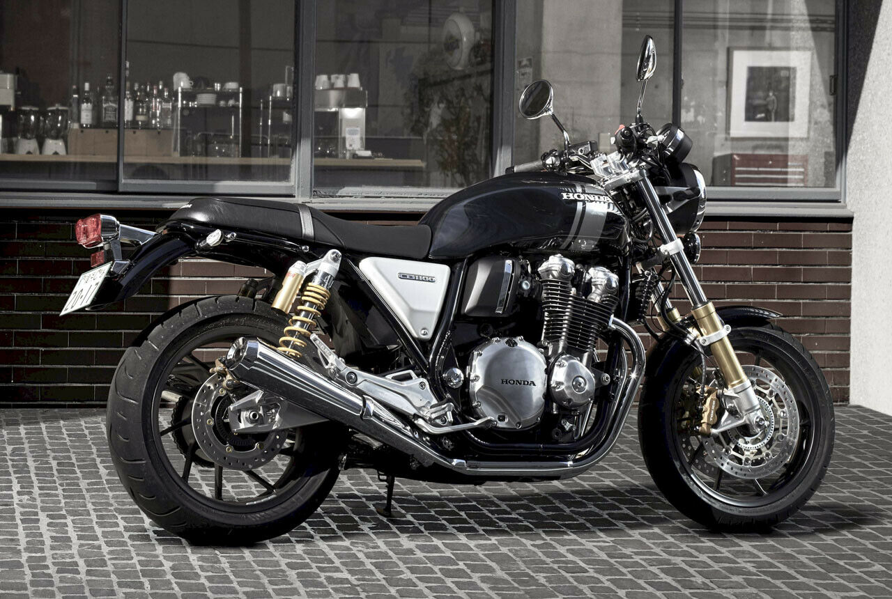 Die Honda CB 1100 RS steht für japanische Motorenbaukunst. Erhaben und einfach schön hält der klassische Doppelnocken-Vierzylinder seine Kühlrippen in den Fahrtwind. Von der braveren Modellschwester EX hebt sich die RS ab durch einige feinere Zutaten