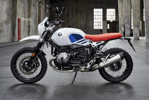 Der fünfte Streich aus BMWs Heritage-Serie heißt R nineT Urban G/S. Der Retro-Scrambler ist eine Hommage an die R 80 G/S. Die hat damals den Fortbestand von BMW Motorrad gesichert, das weiß-blaue Design samt samt orangefarbener Sitzbank ist legendär
