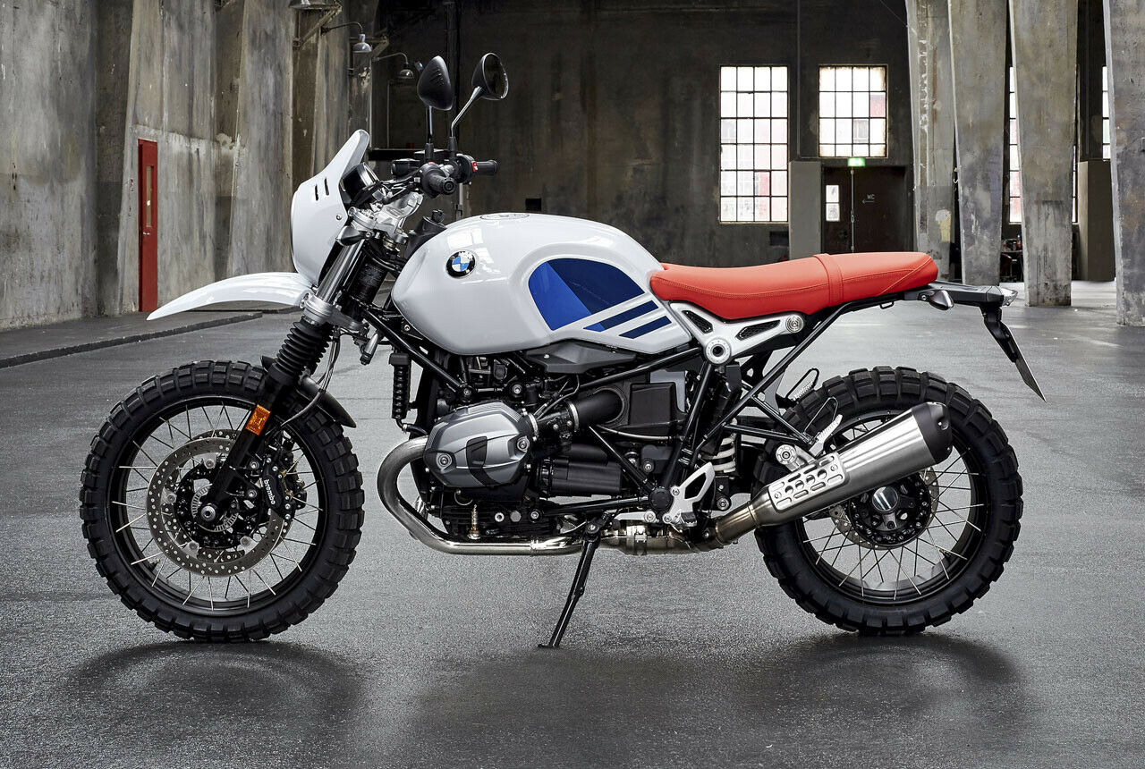 Der fünfte Streich aus BMWs Heritage-Serie heißt R nineT Urban G/S. Der Retro-Scrambler ist eine Hommage an die R 80 G/S. Die hat damals den Fortbestand von BMW Motorrad gesichert, das weiß-blaue Design samt samt orangefarbener Sitzbank ist legendär