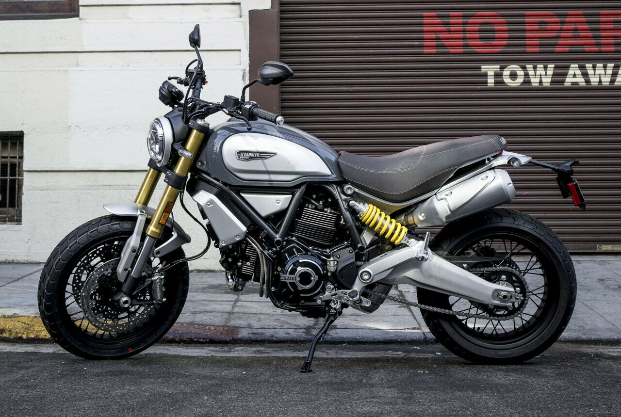 Ducati Scrambler, die Dritte: Nach 800er und 400er ist die neue Ducati Scrambler 1100 die große Allrounderin aus Bella Italia. Den lautstark polternden V2-Antrieb besorgt eine neue Euro-4-Version des bewährten 90-Grad-V2-Motors aus der Monster 1100 Evo