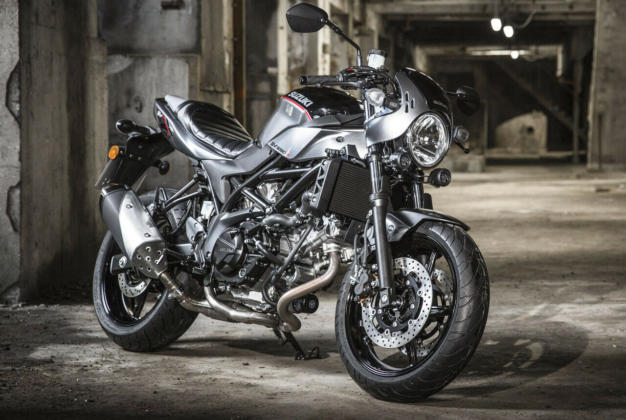 Die Suzuki SV 650 X mag vielleicht kein konsequenter Café Racer sein. Aber zum günstigen Preis ist die Mittelklasse-Suzi eine verlockende Möglichkeit zum Eintauchen in die Retro-Welt