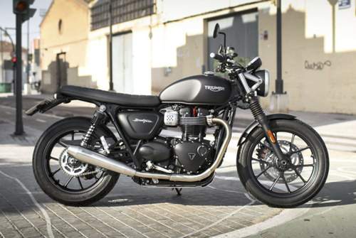 Dank eines Tricks klingt Triumphs Street Twin wie ein V-Motor, denn "Hubzapfenversatz" lässt den Zweizylinder bollern wie ein Motor anderer Bauart. Dass Triumphs Classic-Bikes in Thailand entstehen, ist bei Verarbeitung und Qualität kein Problem