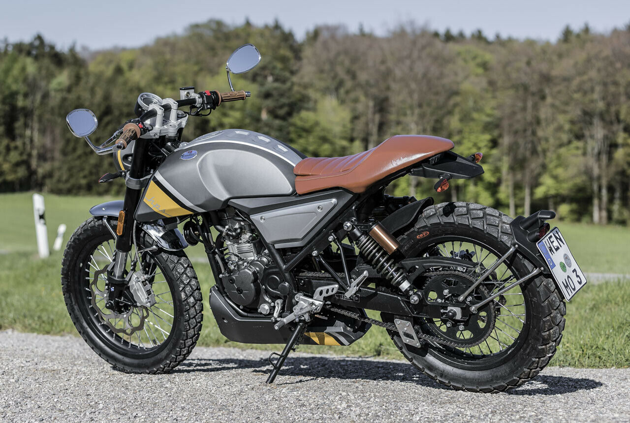 F.B Mondial HPS 125i - hinter dieser sperrigen Modellbezeichnung steckt das äußerst sympathische Revival einer Italo-Legende. Selbst, wenn man die  Vergangenheit Mondials nicht kennt, ist der Retro-Café Racer HPS eine gelungenes Retro-Bike, made in China