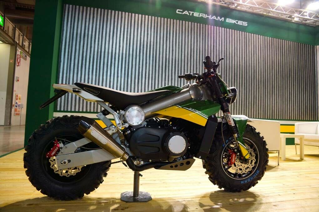 Die Caterham Brutus 750 ist mit ihren Stollenrädern ein echter Hingucker