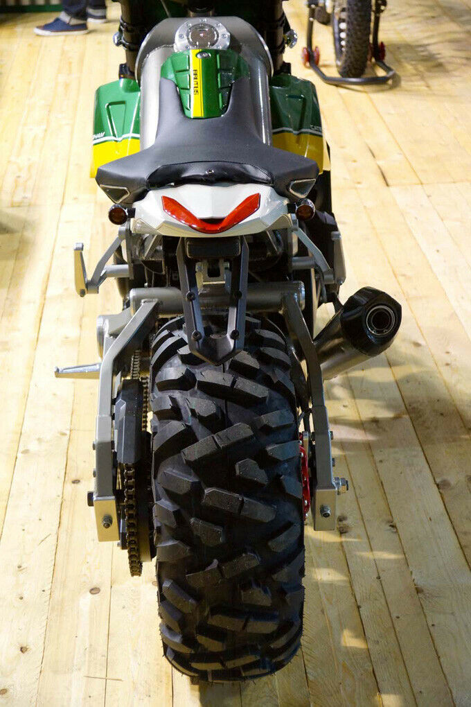 Mit solchen Stollen kann man wunderbar auch abseits der Straße fahren - Caterham Brutus 750