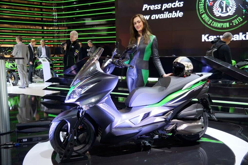 Ein Model mit einer Kawasaki J300