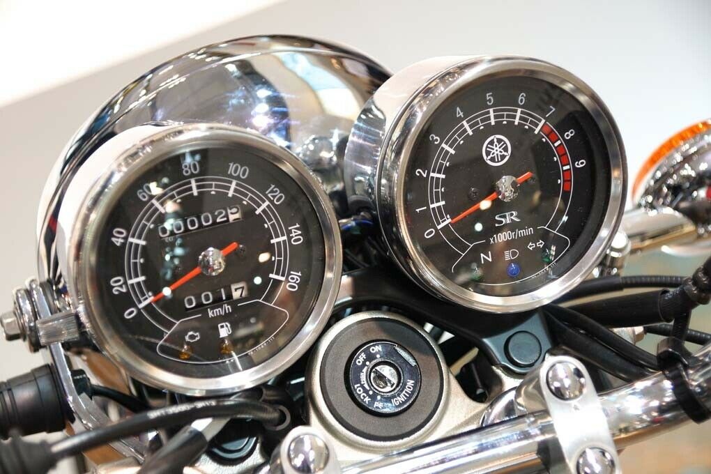 Klassische Instrumente bei der Yamaha SR 400