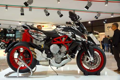 In schwarz-weiß-grauer Camouflage-Lackierung stand die MV Agusta Rivale 800 in Mailand
