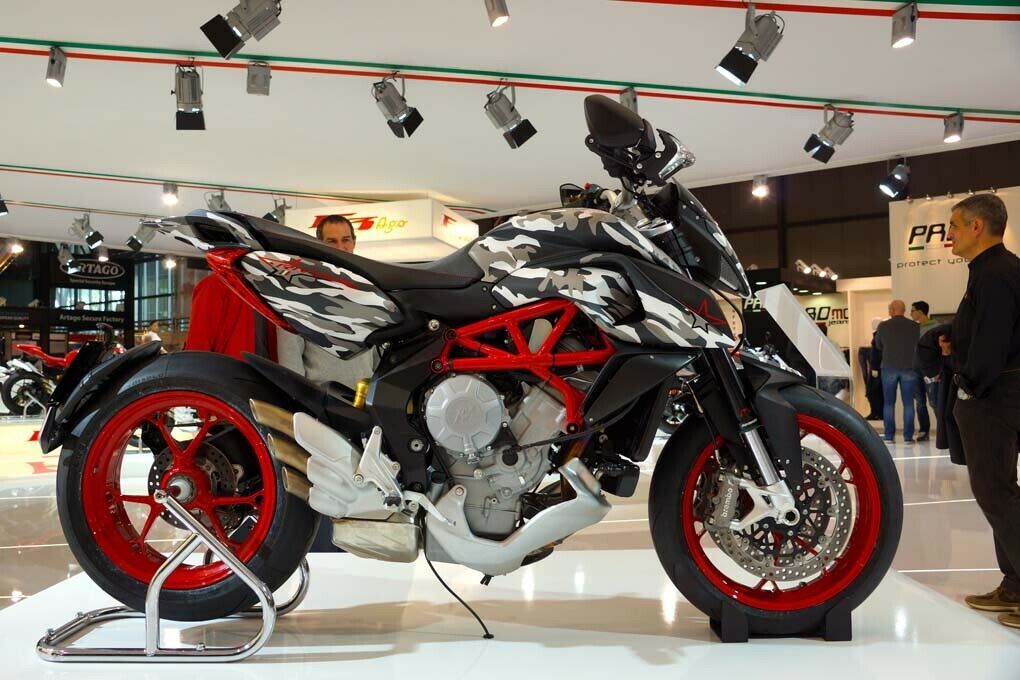 In schwarz-weiß-grauer Camouflage-Lackierung stand die MV Agusta Rivale 800 in Mailand