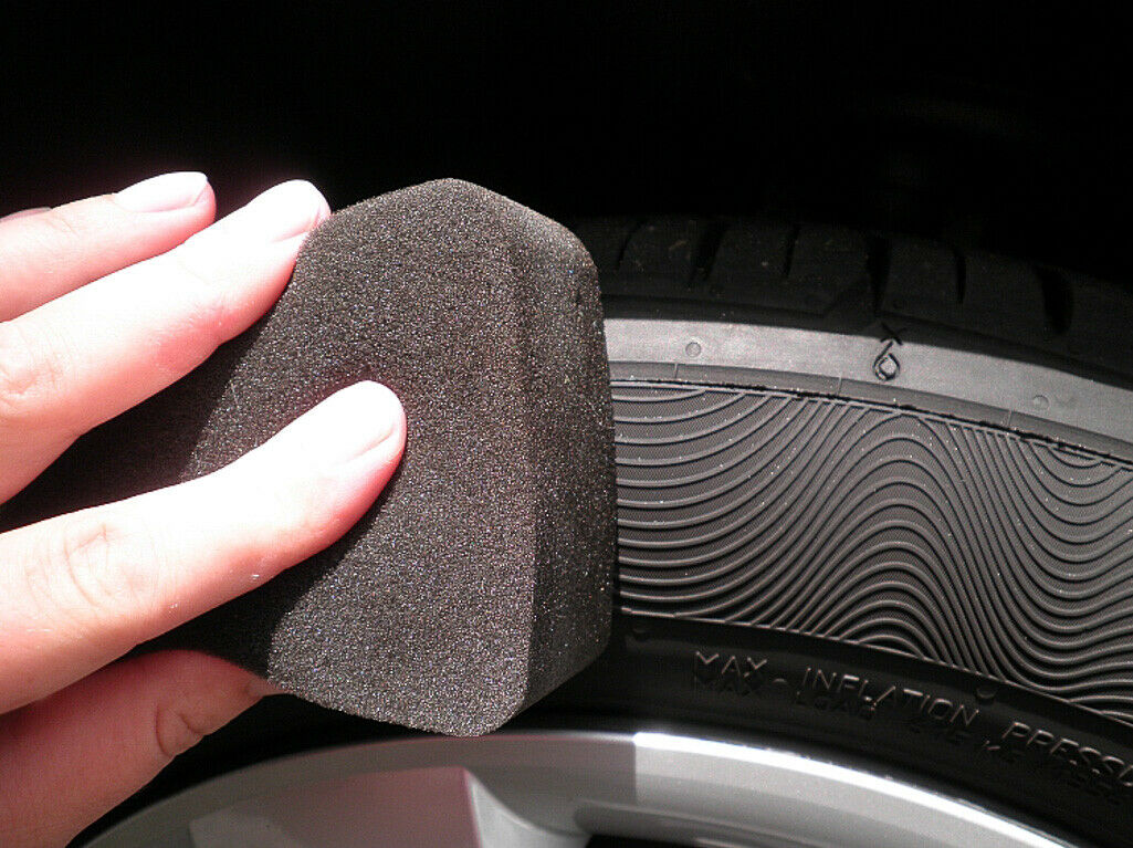 Mit Reifenpflege und einem Schwamm glänzen die Pneus wie neu