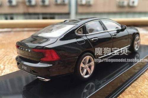 Das Modellauto Volvo S90 hat ein ausladendes und coupéhaftes Heck
