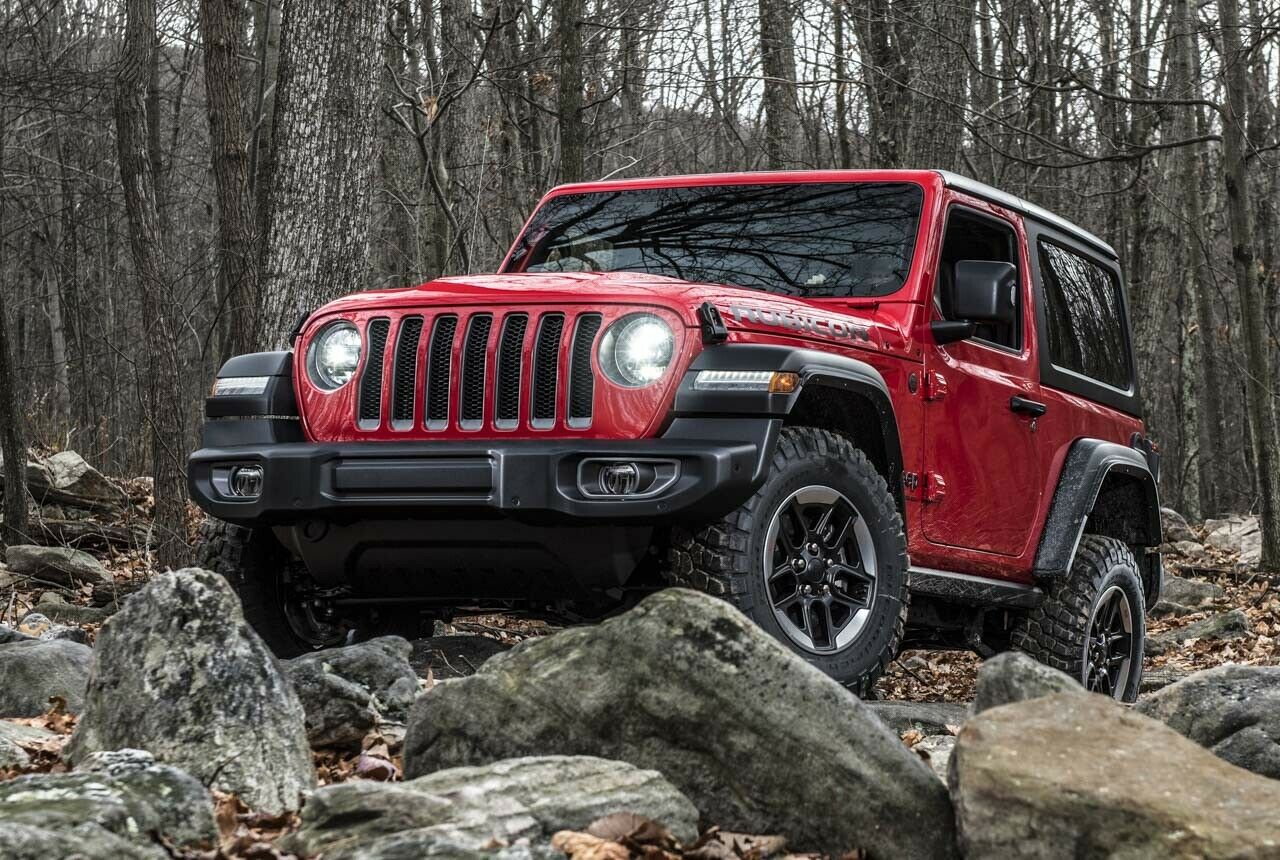 So kommt der Jeep Wrangler nach Europa: Mit breiterer Stoßstange als das "US-Original". Und ohne Freiraum zu den Kotflügeln. So wollen es die Bestimmungen zum Fußgängerschutz