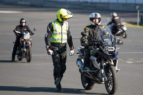 Bei Fahrsicherheitstrainings lernen Biker zum Beispiel das richtige Bremsen und erarbeiten sich ein besseres Gefühl fürs eigene Zweirad