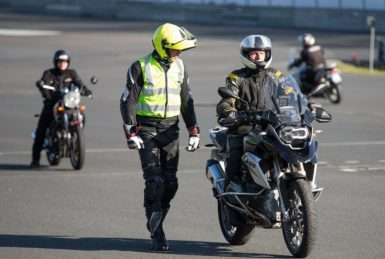 Bei Fahrsicherheitstrainings lernen Biker zum Beispiel das richtige Bremsen und erarbeiten sich ein besseres Gefühl fürs eigene Zweirad