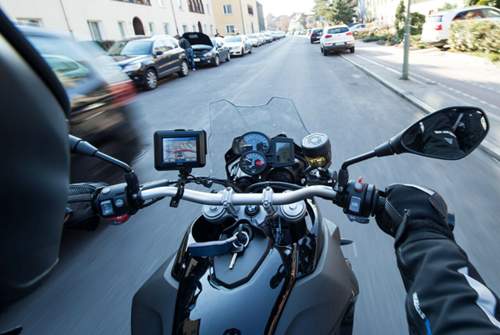 Mehr als 40 Prozent der Motorradunfälle werden von Autofahrern verursacht, doch Zweiradfahrer können einiges tun, um Risiken zu minimieren