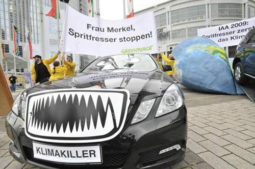 Greenpeace-Protest auf der IAA 2009. Die Bundesregierung wollte der deutschen Autoindustrie in Brüssel helfen - und erzielte einen Teilerfolg