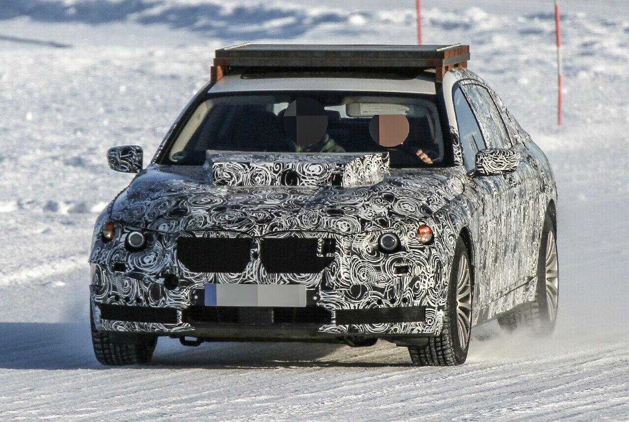 Ein großer Kasten auf der Motorhaube und ein Zusatzgewicht auf dem Dach des neuen 7er: So testet BMW Fahrwerks- und Antriebskomponenten für das Riesen-SUV X7