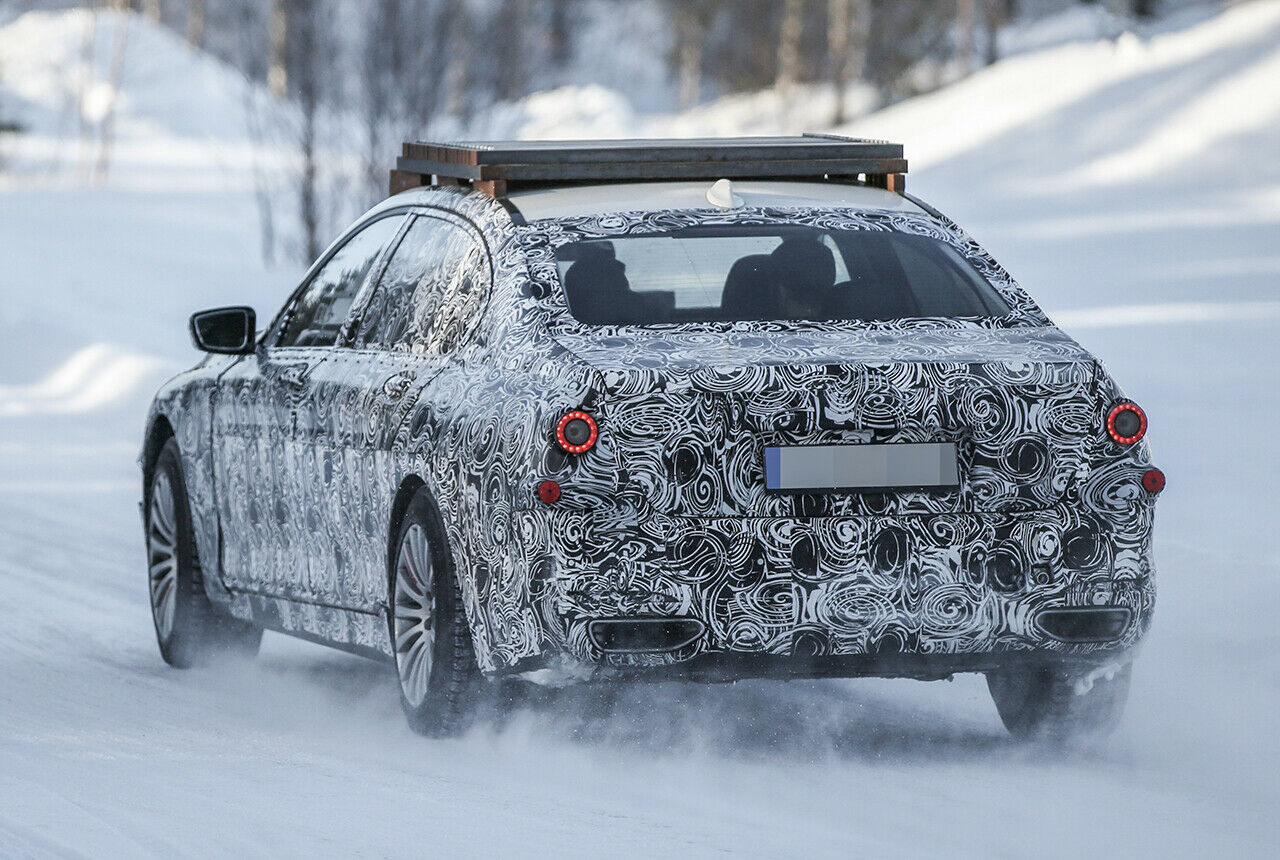 Das Eisen auf dem Dach verschiebt den Schwerpunkt des BMW-Prototypen nach oben