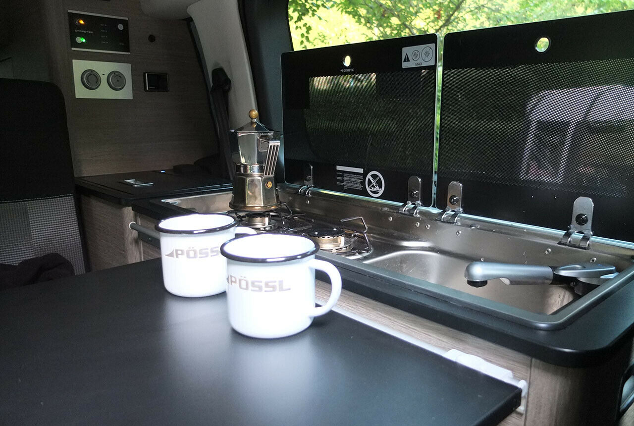 Spüle und Kocher werden im Pössl Campster mit geschwärztem Glas abgedeckt. Das sieht gut aus