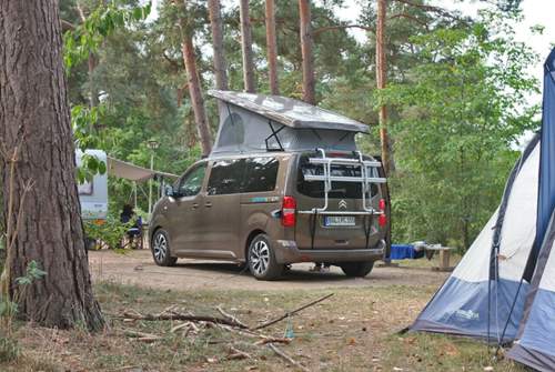 Über einen 230-Volt-Anschluss hinten rechts saugt der Pössl Campster Strom auf dem Campingplatz