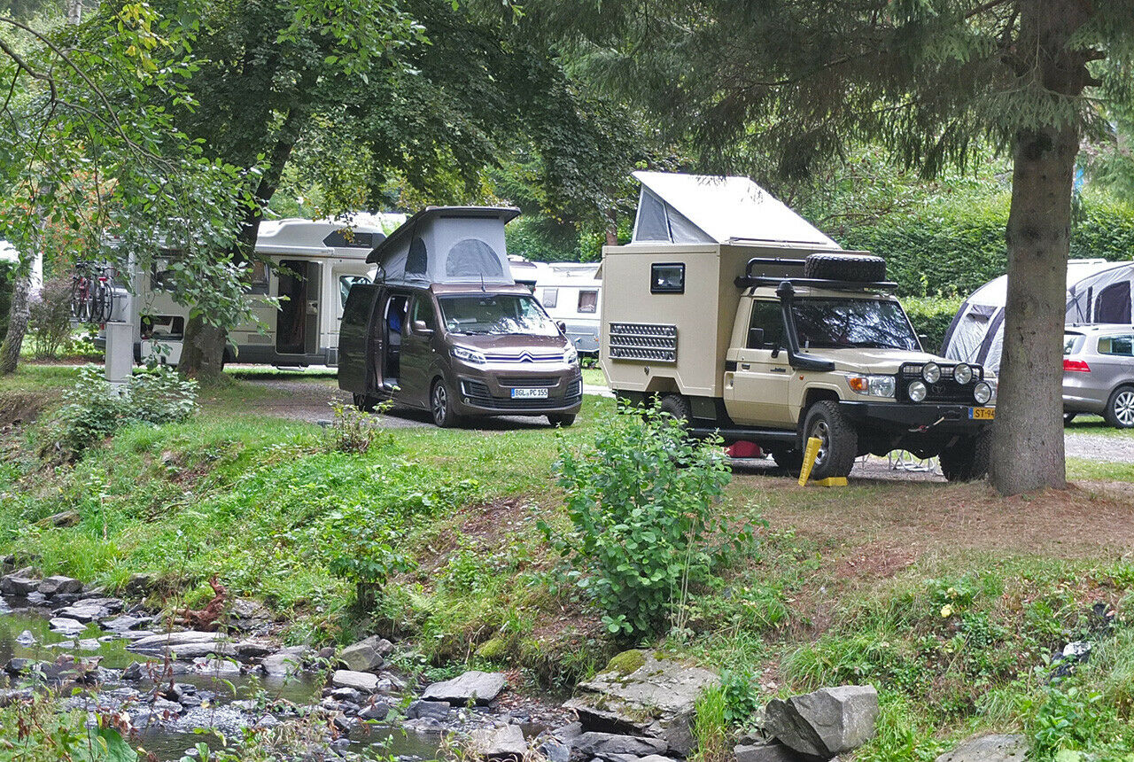 In der Eifel findet man kleine verwunschene Campingplätze direkt am Fluss. Für den kompakten Campster gibt es die besten Plätze