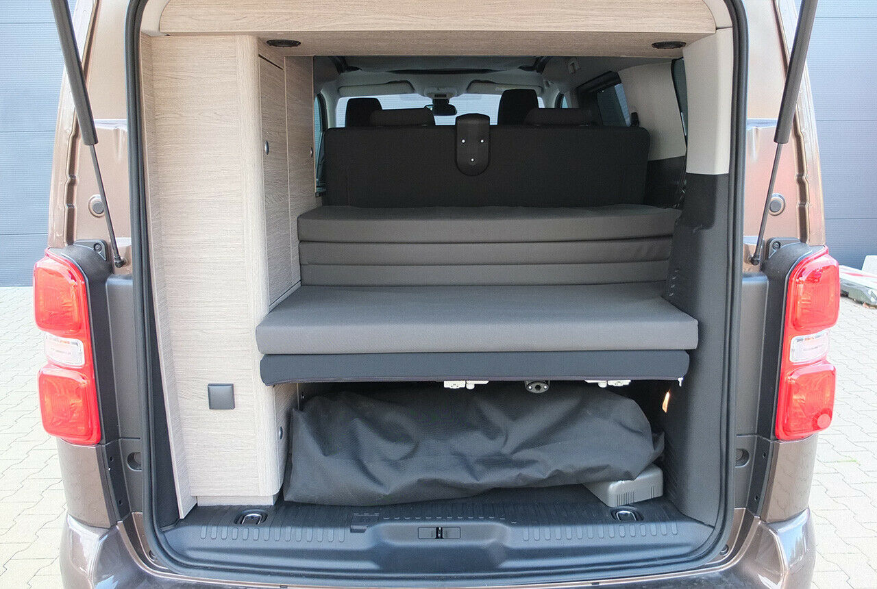 Der Stauraum unter dem Klappbett ist nicht üppig. Hier hängt man für den Transport auch den Tisch ein