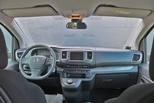 Das Cockpit des Citroën Spacetourer besticht nicht durch übertriebenen Charme. Viel Plastik also auch im Pössl Campster