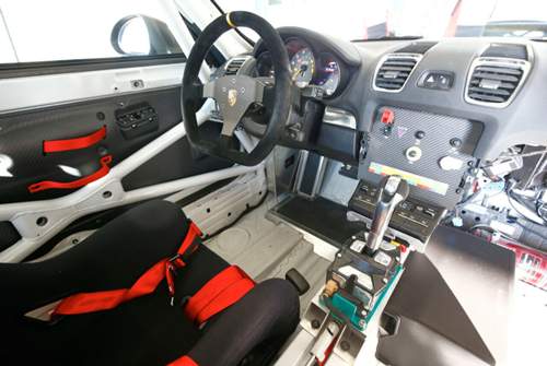 Der Innenraum des GT4 wurde beim Clubsport quasi komplett ausgeräumt, wo sonst das Infotainment sitzt, lässt sich jetzt die Bremsbalance verstellen