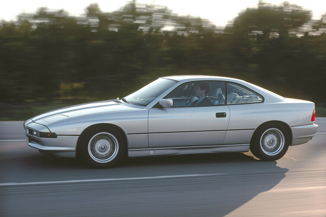 Der Einstiegs-V12 im 8er BMW leistet knapp 300 PS