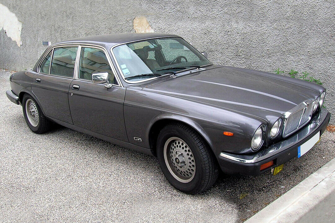 Im Innenraum ist er vergleichsweise eng: Jaguar XJ12 (Hier im Bild der Mark III als Sovereign 4.2)