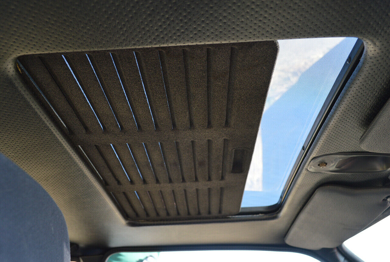 Heute geschlossen: perforierter Dachhimmel mit sportlich gelouverter Jalousie im Ford Escort XR3
