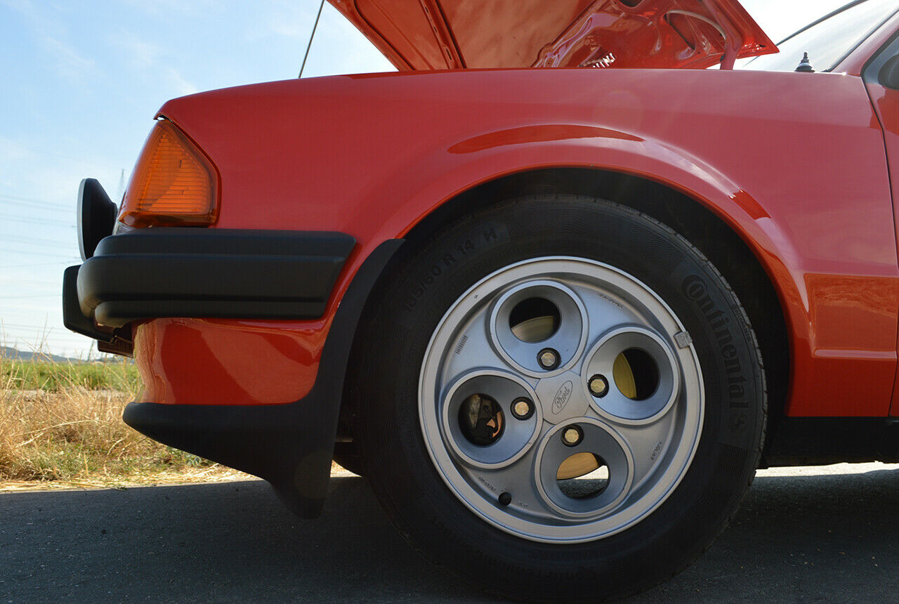 Die Aluräder im Format 14x5,5 waren beim Ford Escort XR3 serienmäßig