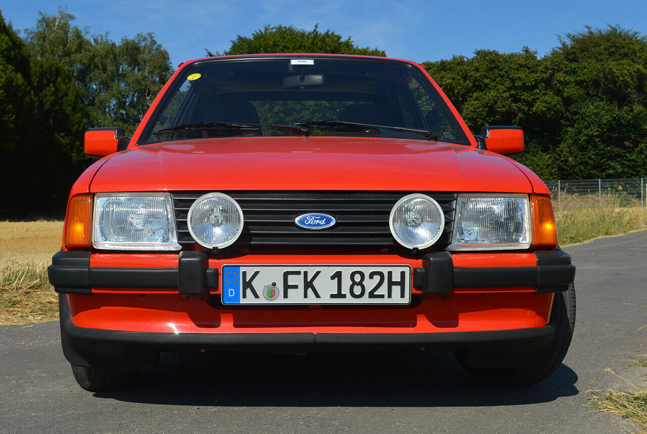 Einheitsfront: Glasbausteine und schwarze Lamellen, so hatte das in den frühen 80ern zu sein. Nicht nur beim Ford Escort XR3
