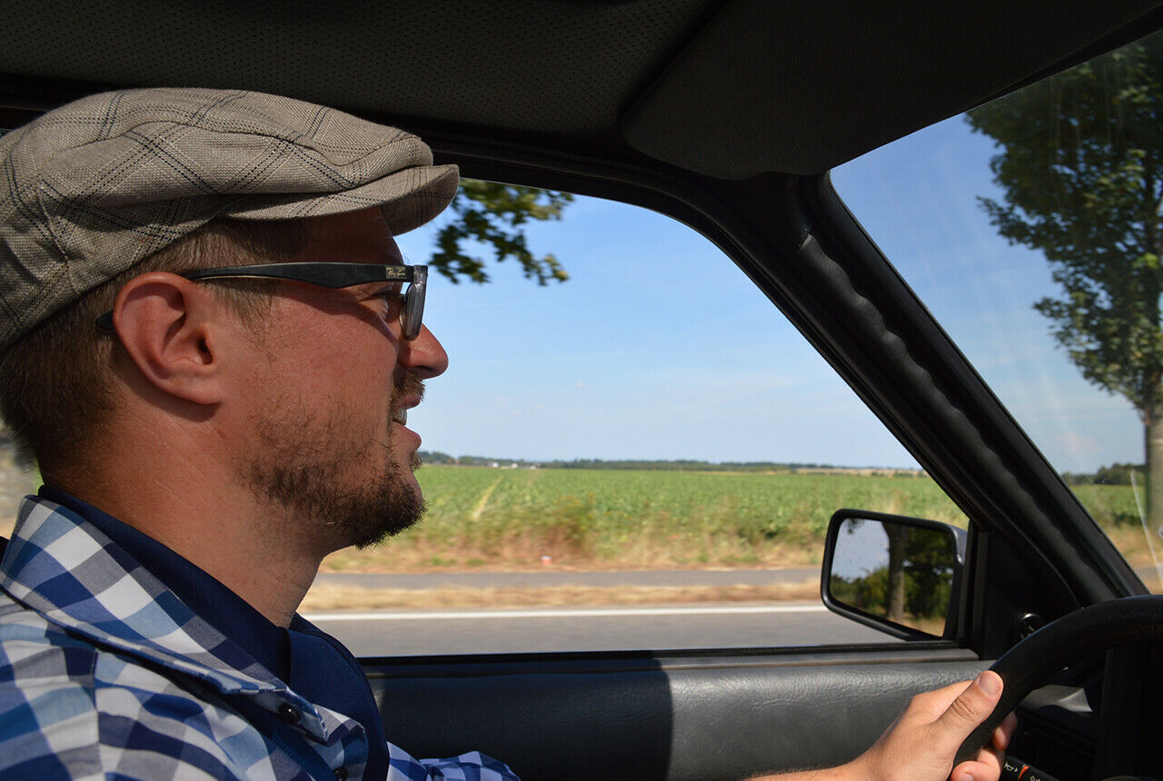 Autofahren wie einst als Führerscheinnovize: Der Ford Escort XR3 bietet vergleichsweise mäßige Leistung und keine Servolenkung - passt so!