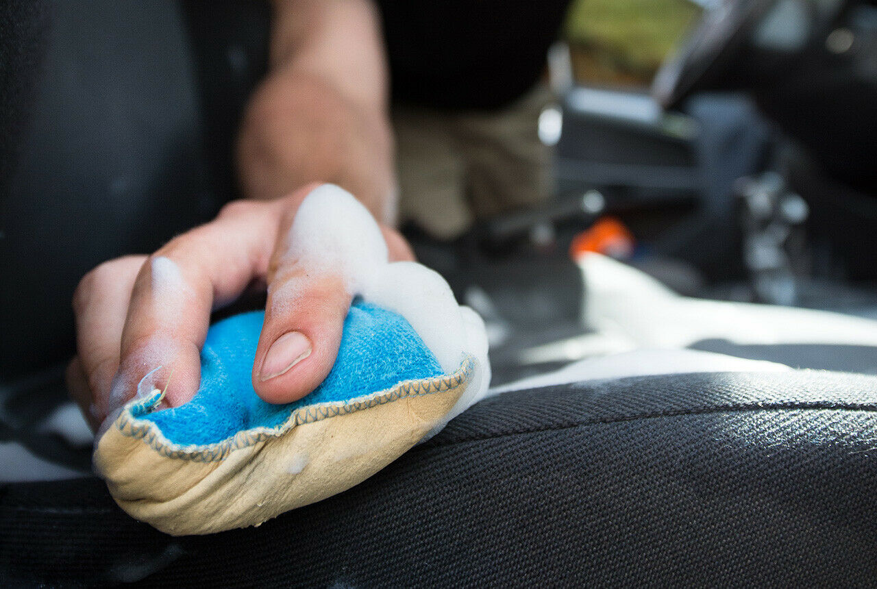 Mit sanften Waschmitteln und Polsterreinigern können die Sitze gesäubert werden. Dazu schäumt man etwas Waschmittel auf. Über die Oberfläche sollte man möglichst sanft fahren