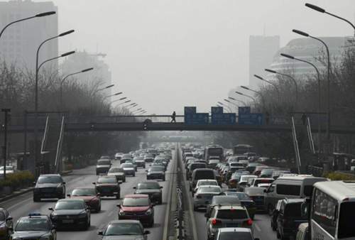 In Peking gibt es fast sechs Millionen Autos. Die Stadt zog daher die Notbremse und verlost nur noch eine kleine Zahl an Neuzulassungen