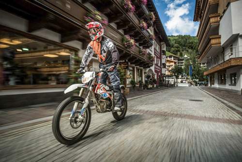 Die 11.295 Euro teure KTM Freeride E-XC gibt es auf Wunsch auch für Führerscheinklasse A1 mit 15 PS für 16-jährige Biker