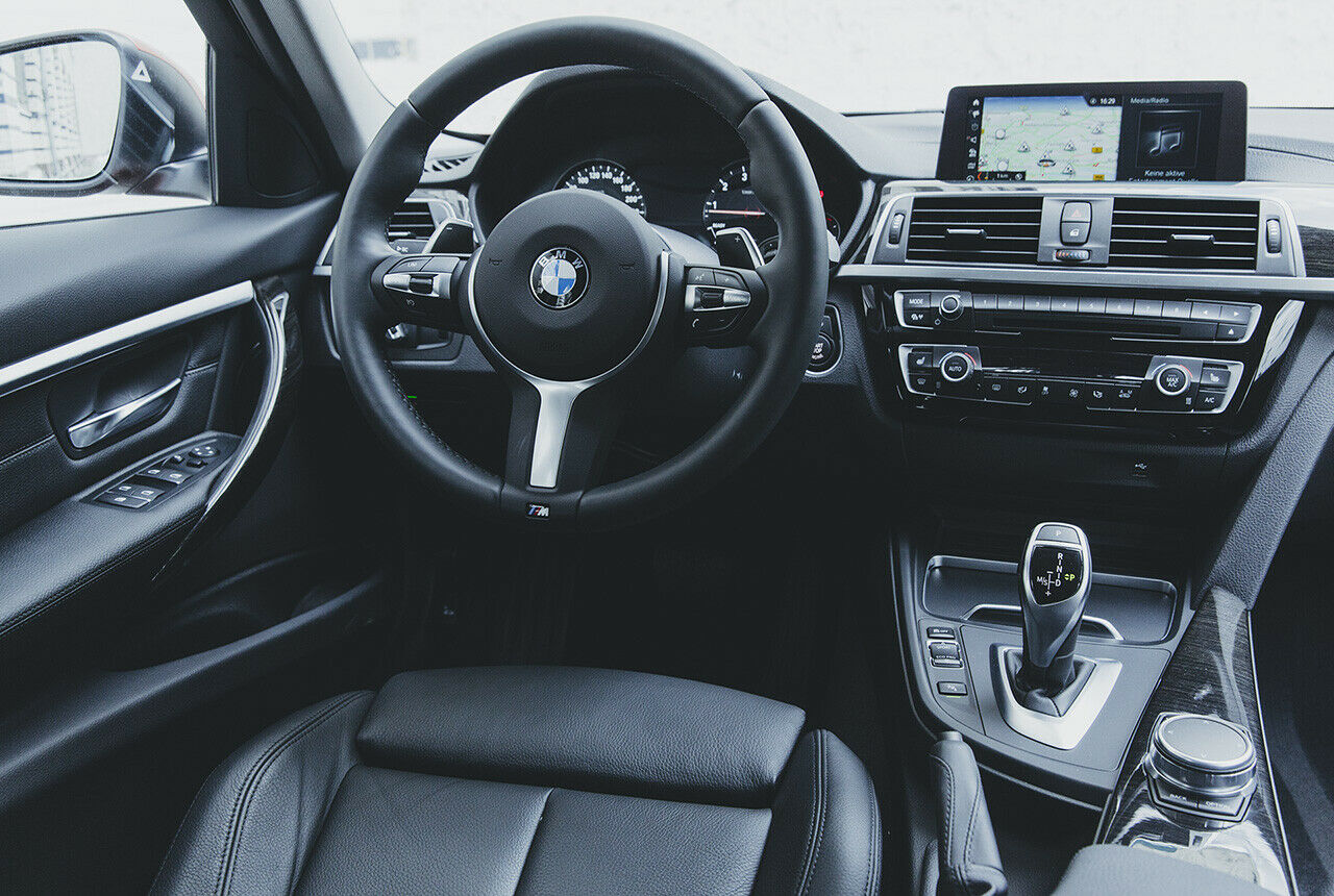 Das Cockpit konzentriert sich auf den Fahrer - aber nicht mehr so stark wie bei früheren Modellen