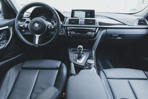 Das Interieur des BMW 3er: Nicht besonders viel Platz, aber gemütlich und mit guter Sitzposition