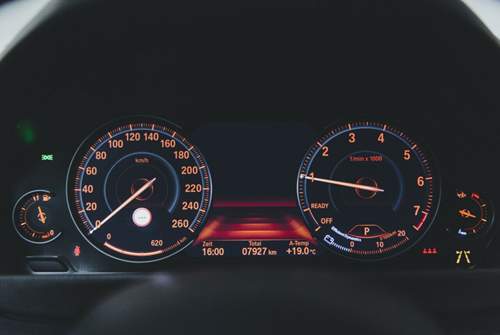 Optional gibt es ein digitales Cockpit im 3er. Die halb-digitale Version genügt allerdings