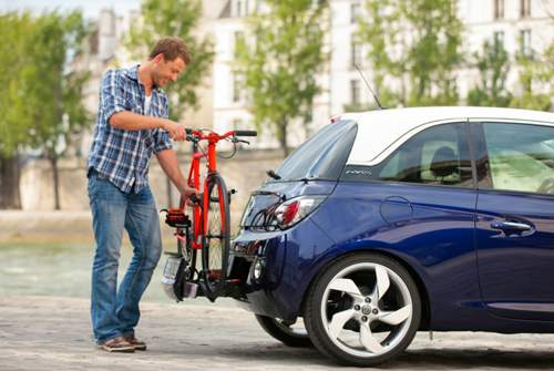 Der Kleinwagen Opel Adam kann optional mit einem ausziehbaren Fahrradträger bestellt werden