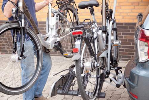 Gerade für schwerere Räder wie Pedelecs eignen sich Fahrradträger für die Anhängerkupplung