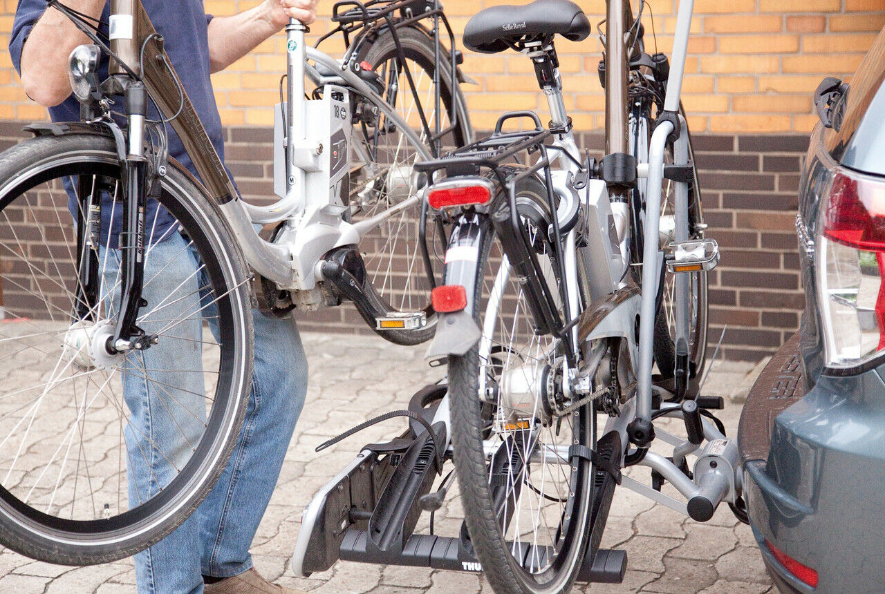 Gerade für schwerere Räder wie Pedelecs eignen sich Fahrradträger für die Anhängerkupplung