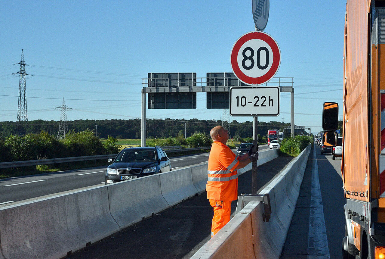 Schon im Juni wurde auf der A5 ein Tempolimit verhängt, es galt zwischen 10 und 22 Uhr, jetzt darf zwischen 10 und 20 Uhr nur noch 80 gefahren werden