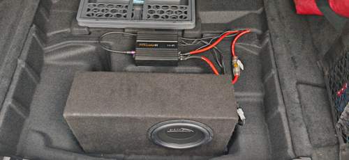 Subwoofer und endstufe im Unterboden.jpg