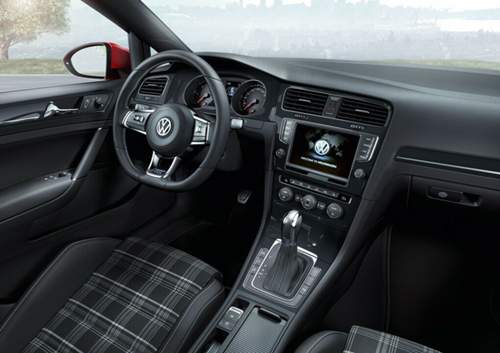 Im Innenraum sind Sportsitze im Karo-Look eine klare GTI-Remineszenz.