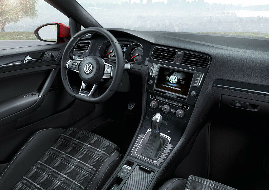 Im Innenraum sind Sportsitze im Karo-Look eine klare GTI-Remineszenz.
