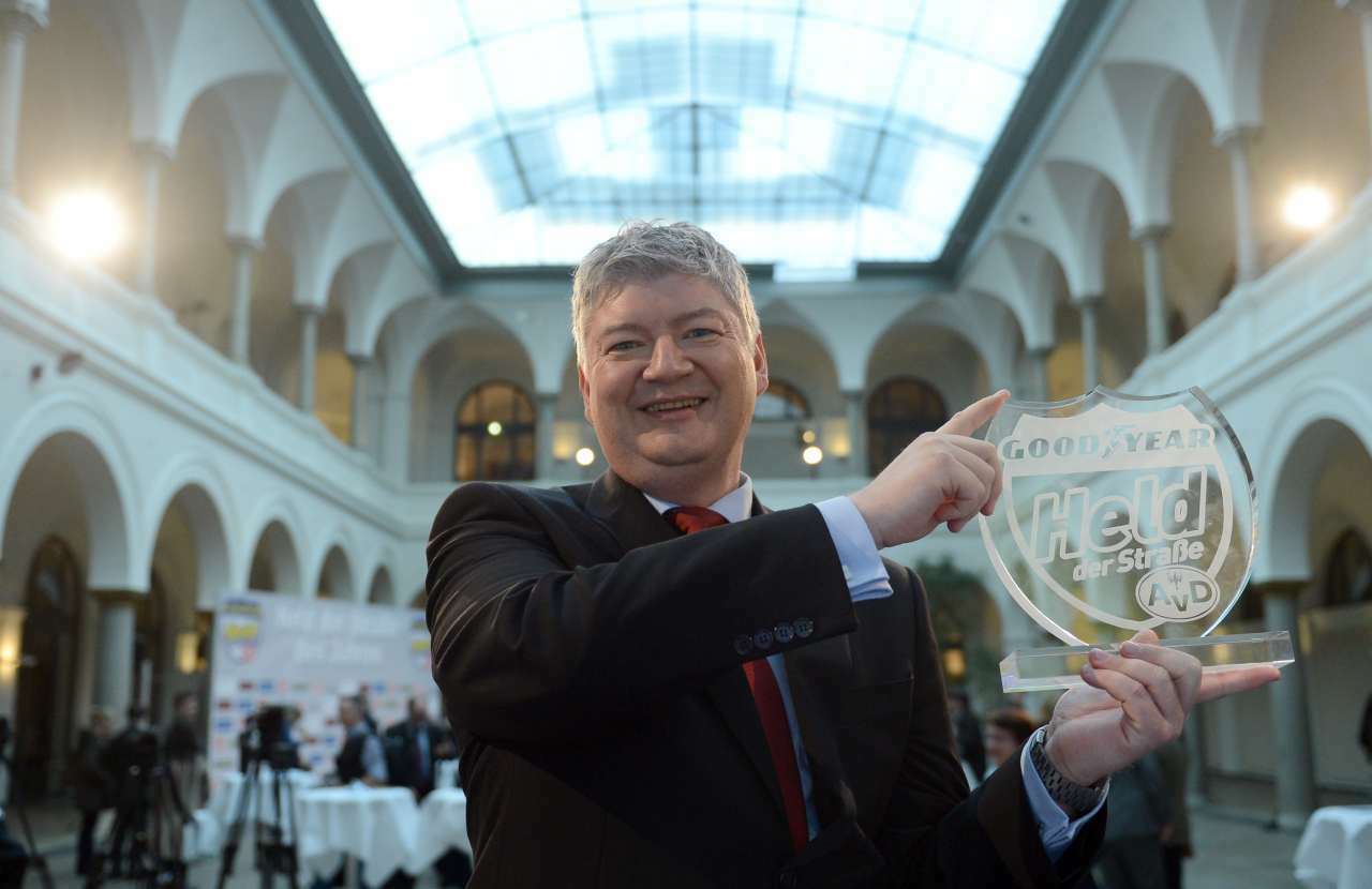 Wilhelm Dirkmann ist der "Held der Straße 2013". Er rettete spektakulär drei Frauen aus einem brennenden Auto